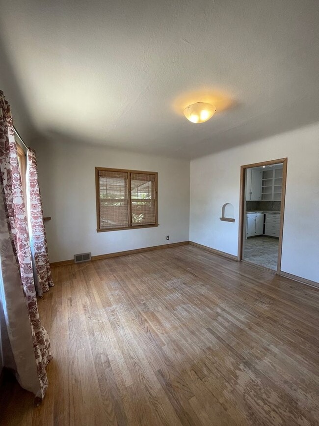 Building Photo - Charming Home w/ Fenced Yard in Central Lo...
