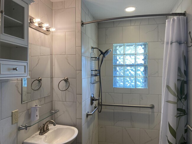 Building Photo - 227 W Ridge Rd