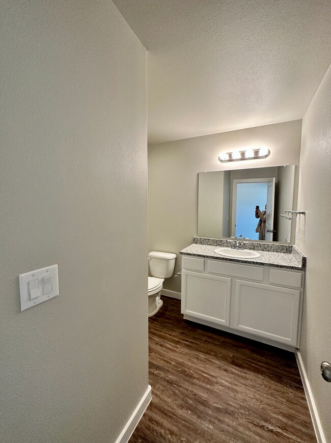 Building Photo - Stylish and Modern 3-Bedroom Duplex for Rent in Desirable Harvest Neighborhood