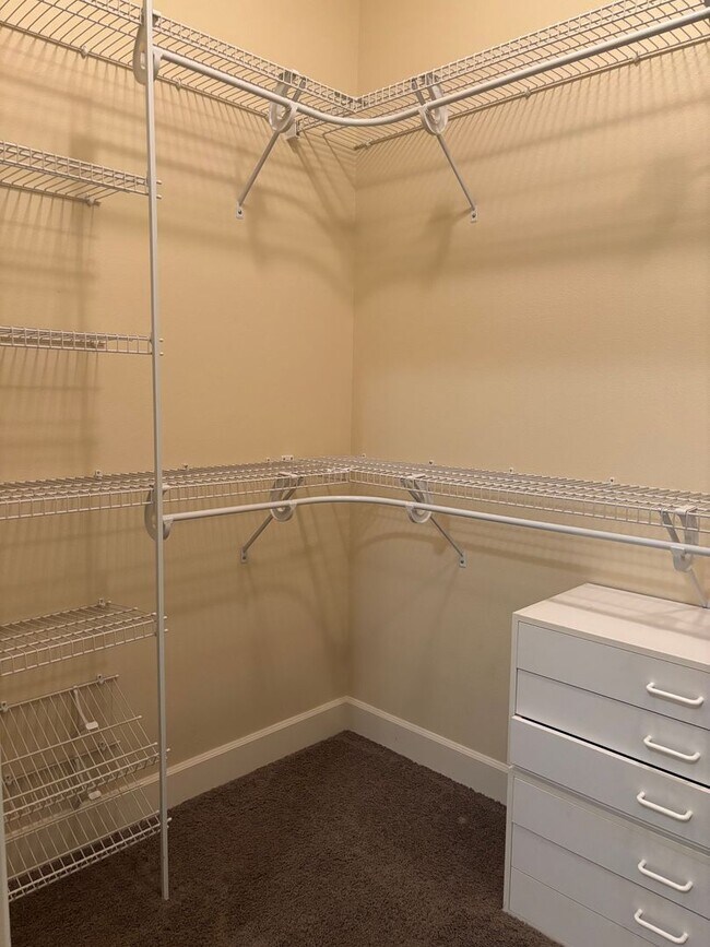 Building Photo - 3 Bed 2 Bath Single level - Fenced Yard-No...