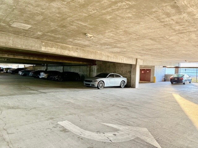 Building Photo - 860 N Orange Ave
