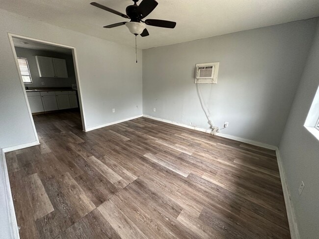 Building Photo - Cute 2 Bedroom Upstairs Apartment