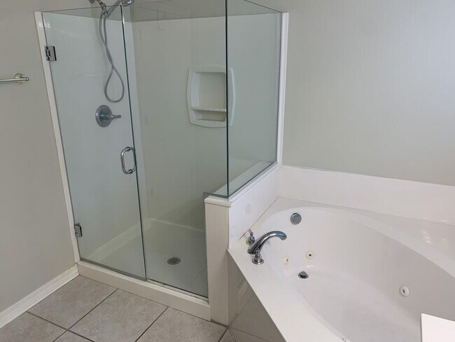 Building Photo - "Spacious 4-Bedroom Gem with 2 Full Baths ...