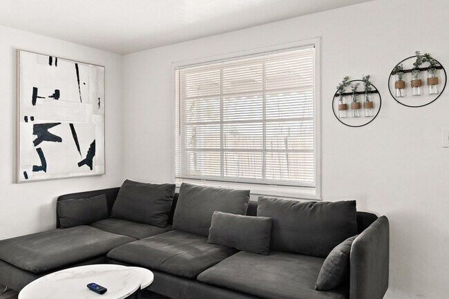 Building Photo - 704 W Main St