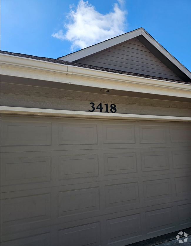 Building Photo - Great 3 Bed 2 Bath 2 Car Garage Split Leve...