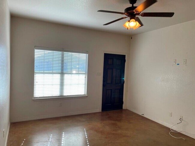 Building Photo - 504 Karey Dr