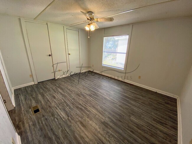 Building Photo - 307 N Kinney Ave