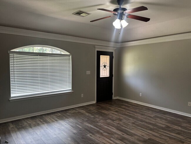 Building Photo - 3 bed 2 bath House