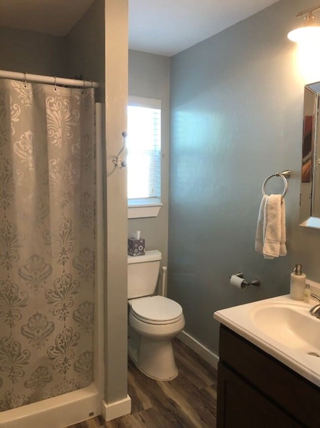 Building Photo - Fully Furnished - Long Term - Adorable Cab...