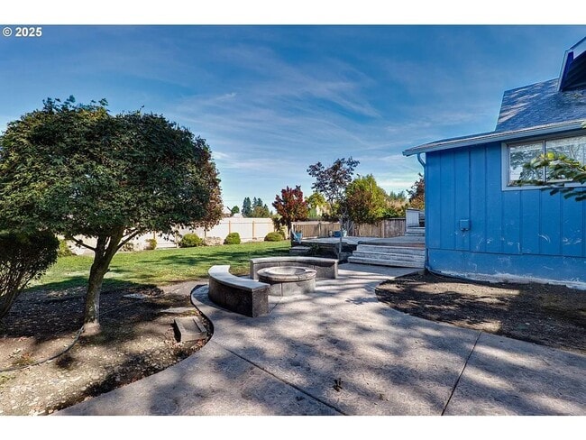 Building Photo - Rare Single Family Home  W/ 2 car garage