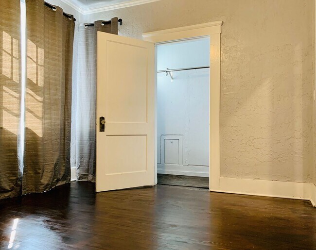 Building Photo - Beautiful 3BD 2BA Craftsman Home Located in Historic Mesta Park!!!