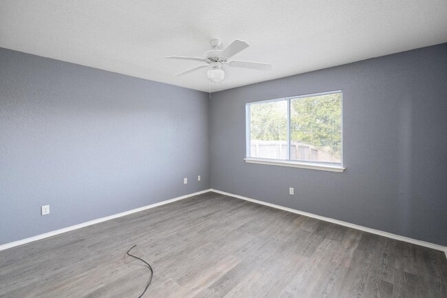 Building Photo - Stylish 3-Bed, 2-Bath Retreat with 1,061 S...