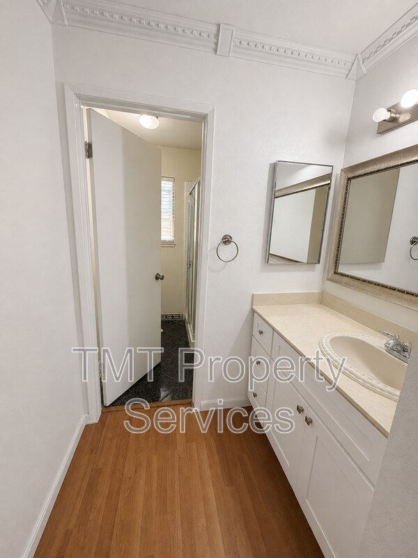 Building Photo - 930 Graywood Cir