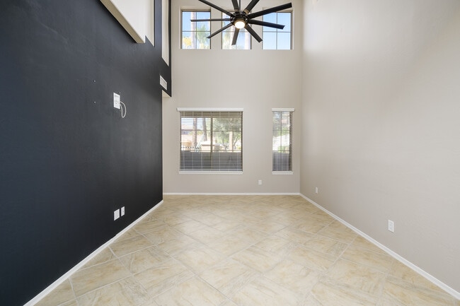 Living Room - 1024 E Frye Rd