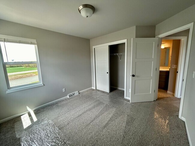 Building Photo - 2401 Wildcat Dr