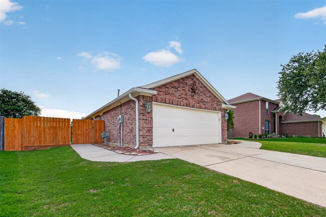 Building Photo - 23914 Glengate Dr