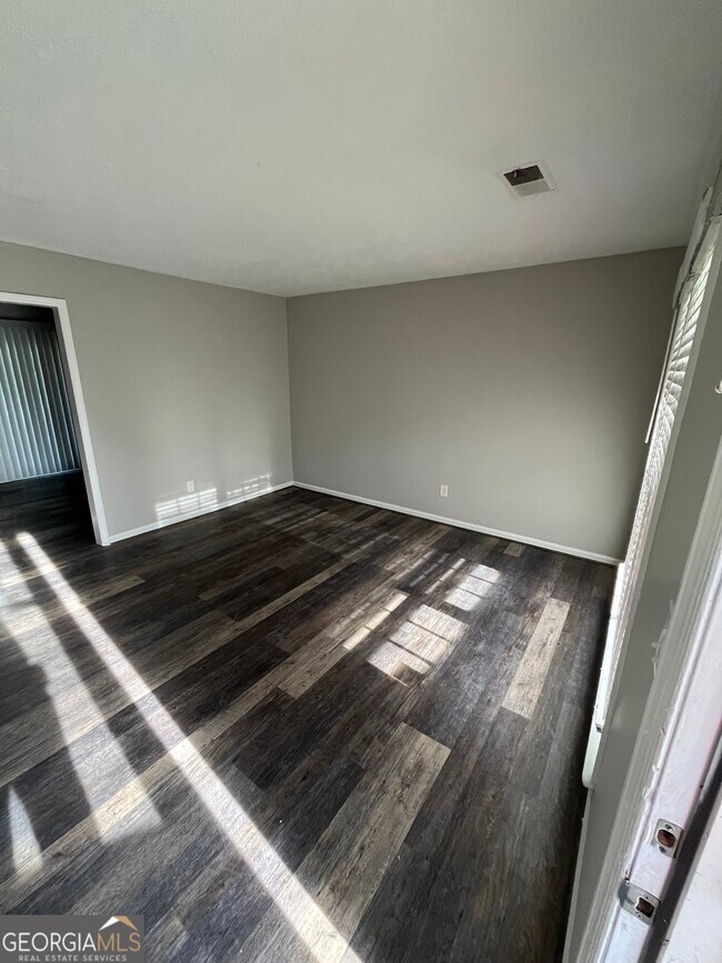 Building Photo - 2220 Mahan Dr