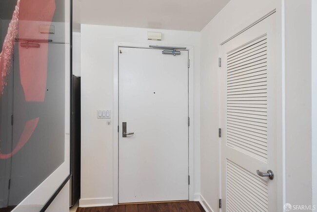 Building Photo - 250 King St