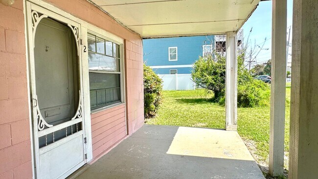 Building Photo - 1/2 Block  to the Beach & Main Beach Park!