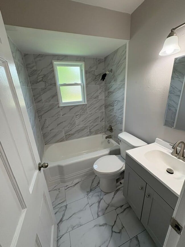 Building Photo - Beautifully rehabbed bungalow in Universit...