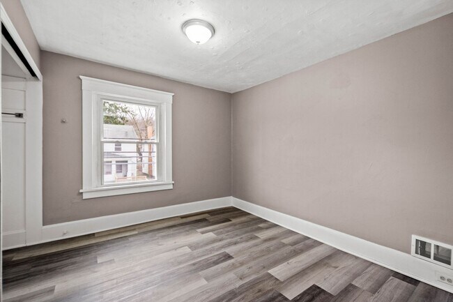 Building Photo - SCORE 1ST MONTH'S RENT FREE IF SIGNED BY MAY 1! Stunning 3 bedroom home in Aliquippa available Ma...