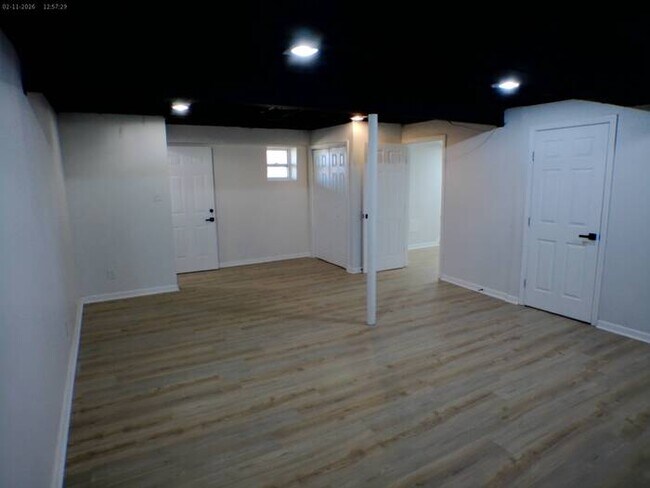 Building Photo - Beautiful 2 bedrooms and 2 baths with vanity located on S Hawthorne Ave in Independence, convenie...