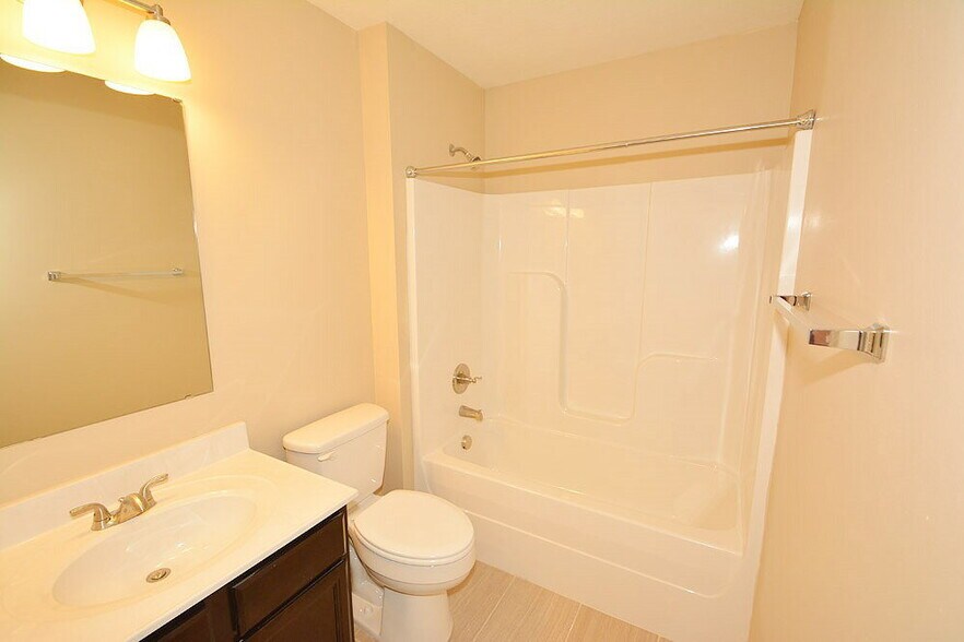 Building Photo - 4062 Magnolia Dr