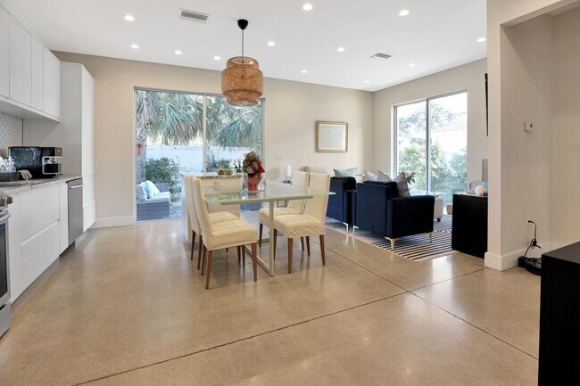 Building Photo - 4bd/3.5bth Perfectly Located Modern Townhouse