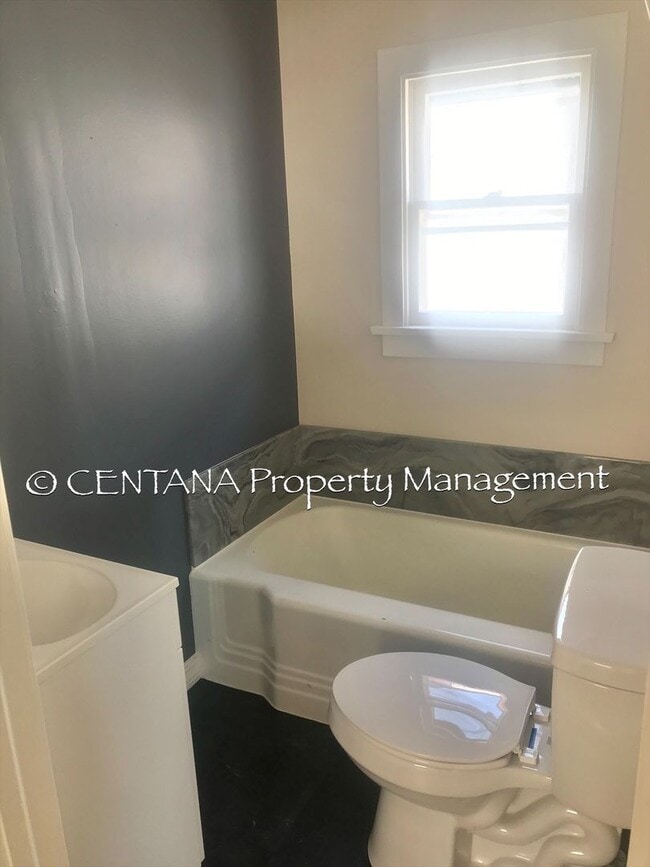 Building Photo - Small one bedroom house on the flats!