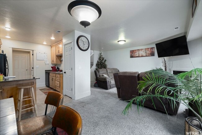 Building Photo - Spacious Vernal Townhome