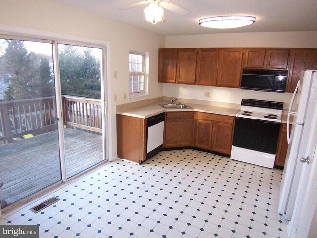 Building Photo - 1336 Foxglove Square