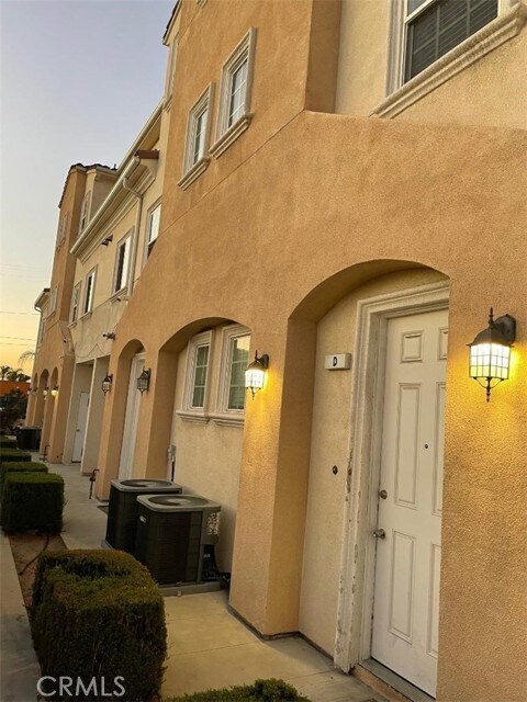 Building Photo - 926 W La Jolla St