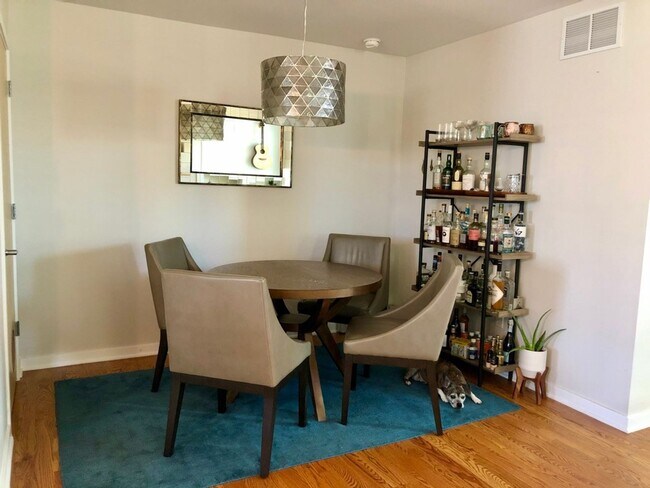 Building Photo - Stunning 3 bed, 3 bath in Holiday Neighborhood! Available July 5th!