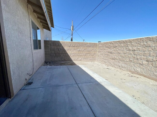 Building Photo - 2 bed 1 bath ground floor $1300 rent BHCRE...