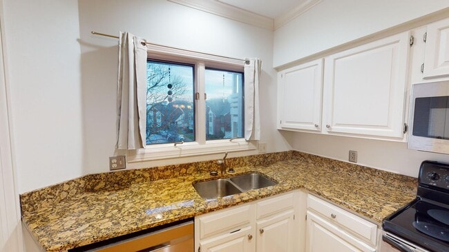 Building Photo - Beautiful Two Bedroom Green Hills Condo Wi...