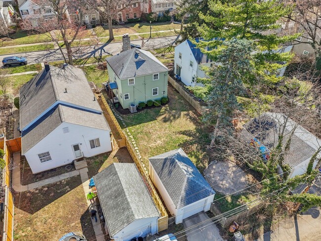 Building Photo - 909 S Roosevelt Ave