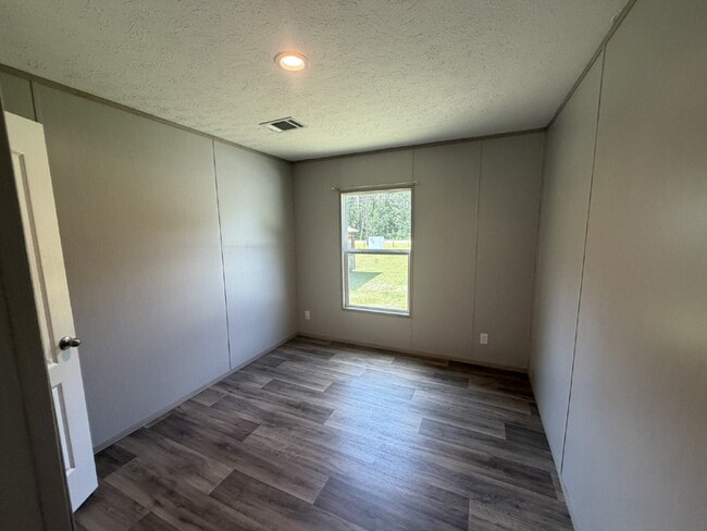 Building Photo - Mobile Home for Rent