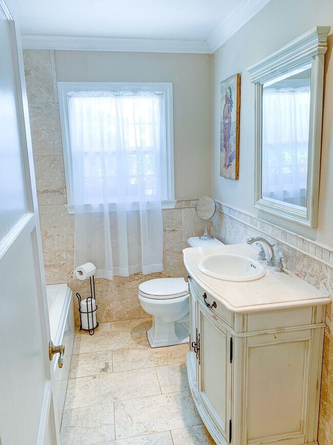 Building Photo - Beautiful 3 bed 1 bath house