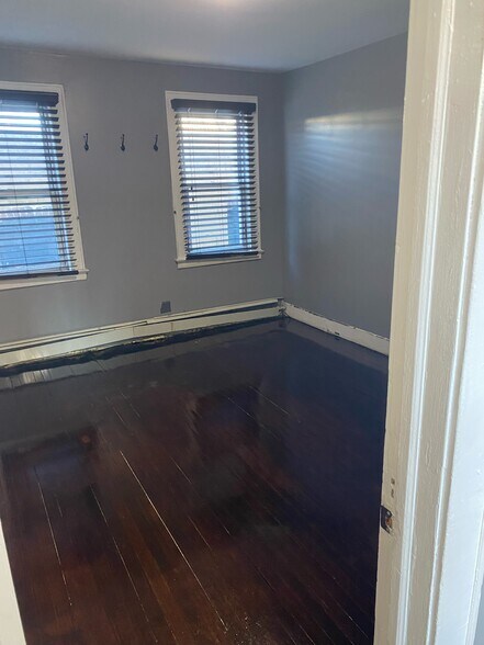 Building Photo - 421 Halsted St