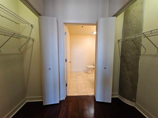 Building Photo - 320 E 21st St