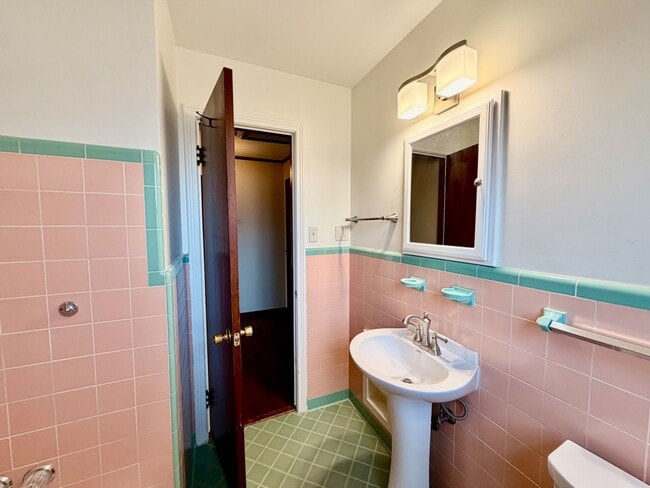 Building Photo - 4828 E 25th Pl