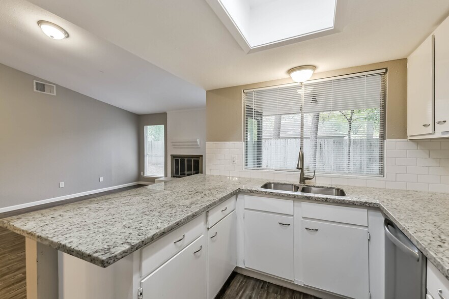 Building Photo - 26 W Broken Oak