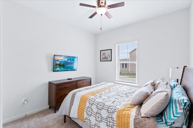 Building Photo - 8627 Fleetwood Dr
