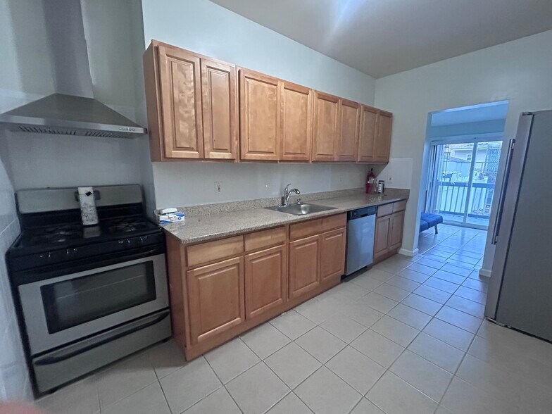 Building Photo - 424 58th St