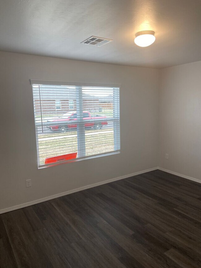 Building Photo - PRE-LEASING NOW — Comfortable 3-Bedroom | 2-Bath Home in Fox Hollow