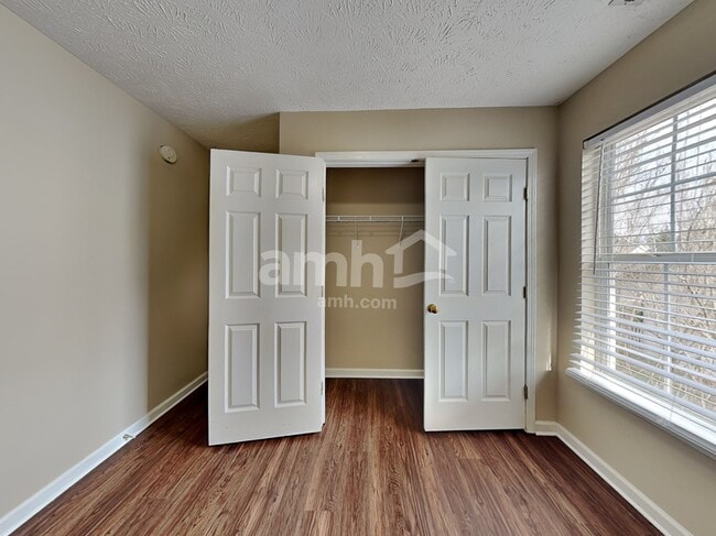 Building Photo - 884 Pin Oak Dr