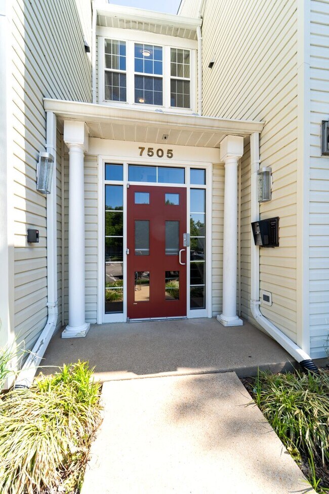 Building Photo - Bright & Updated 2 BD 2 BA Condo Conveniently located in Alexandria, VA