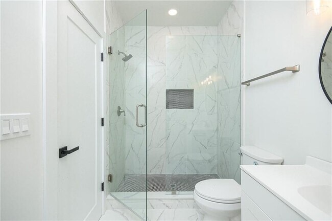 Building Photo - 3604 Pineview Cir NW
