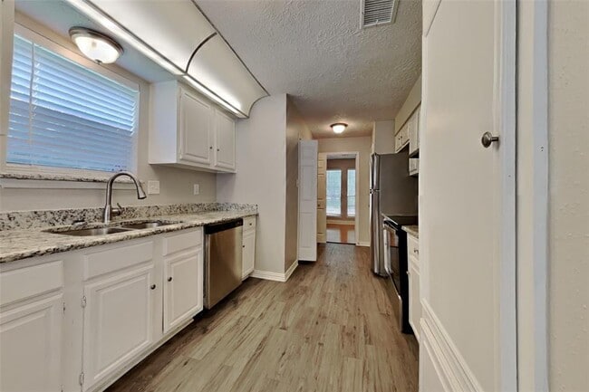 Building Photo - 13627 Montaigne Dr