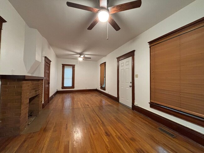 Building Photo - 116 S Maple St